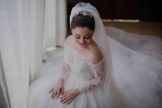 novia con vestido y velo antes de la ceremonia de boda