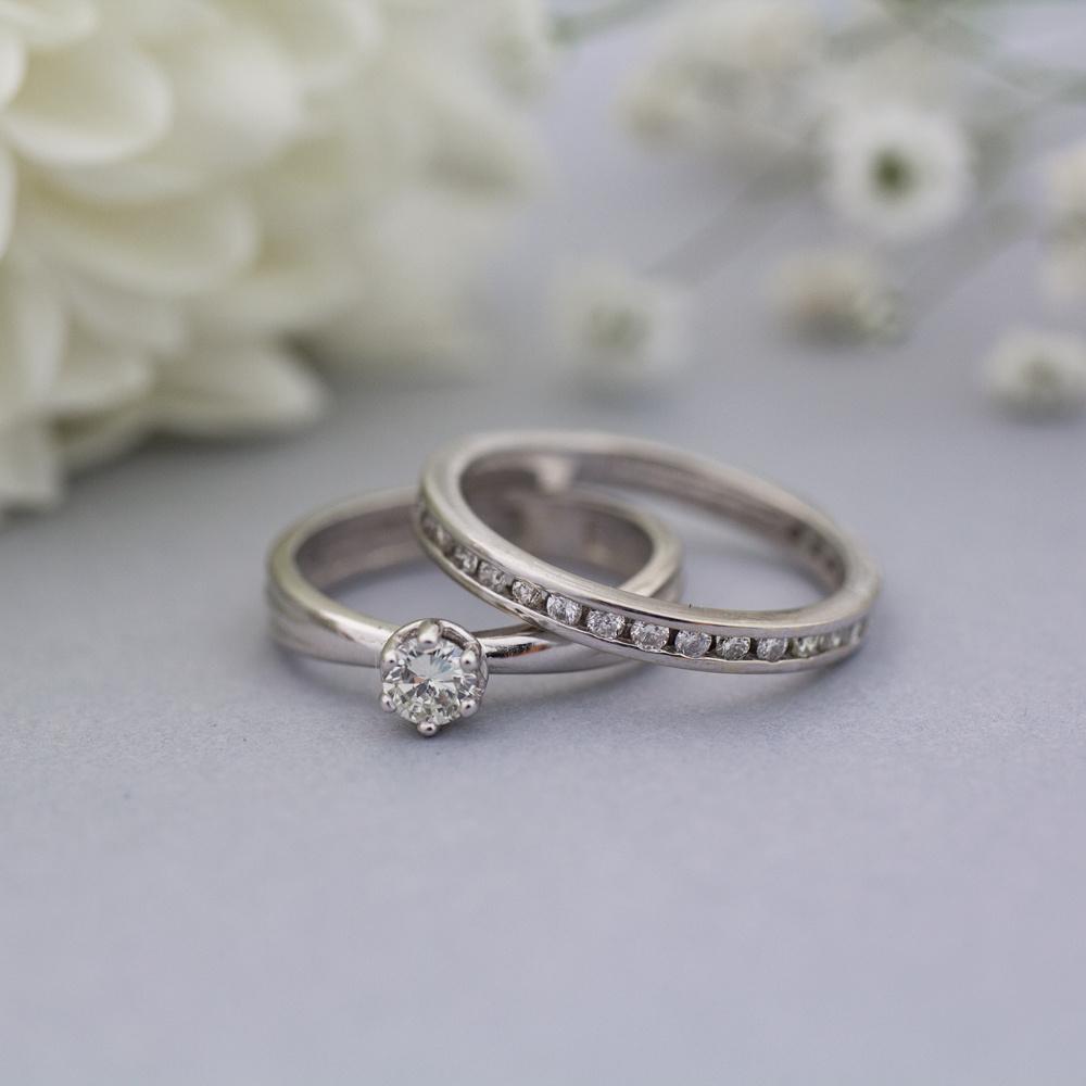 En qué mano van los anillos de compromiso y de matrimonio? 