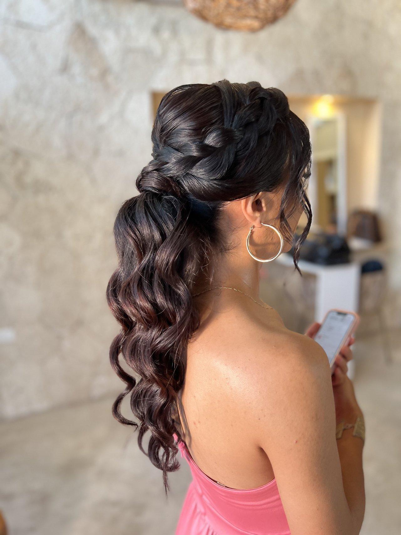 Peinados para damas de honor con cabello largo