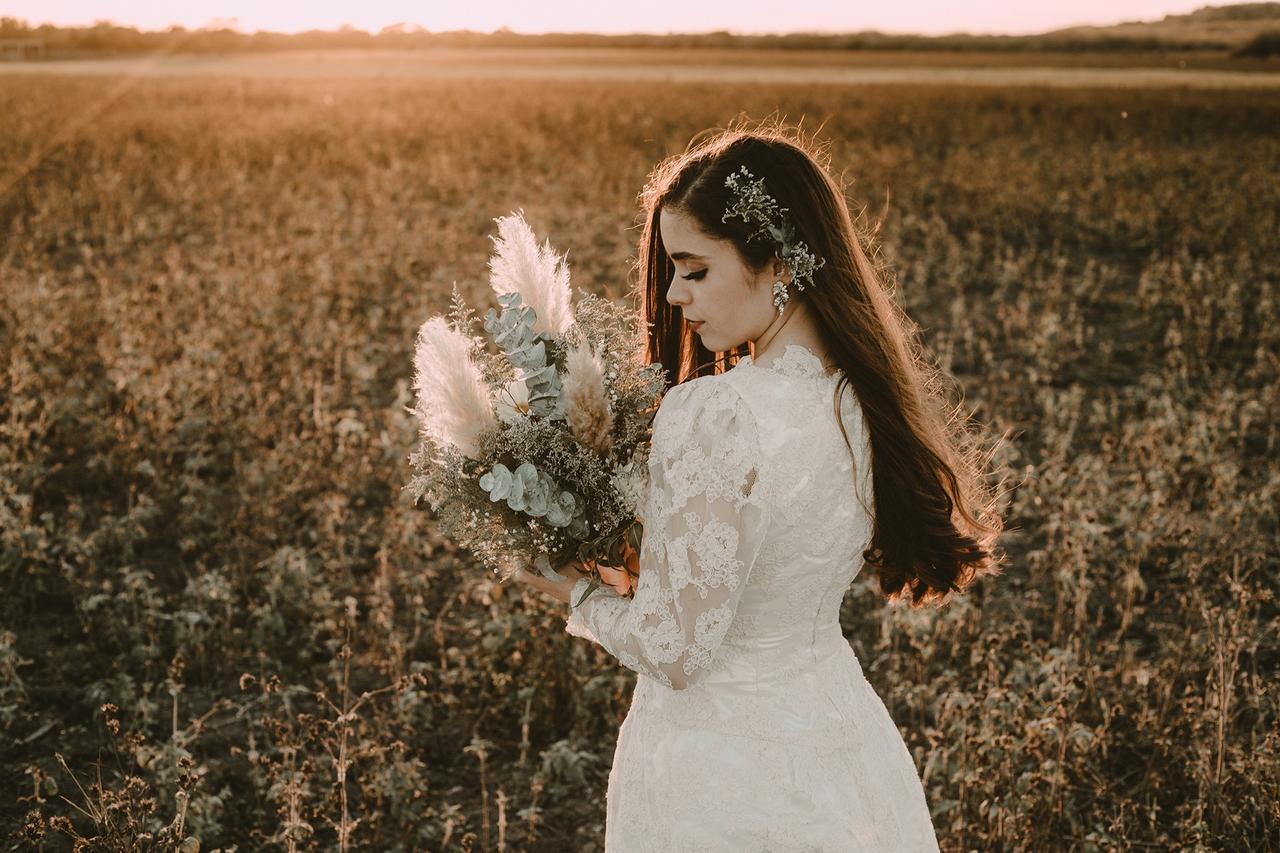 novia con ramo con plantas y hojas secas