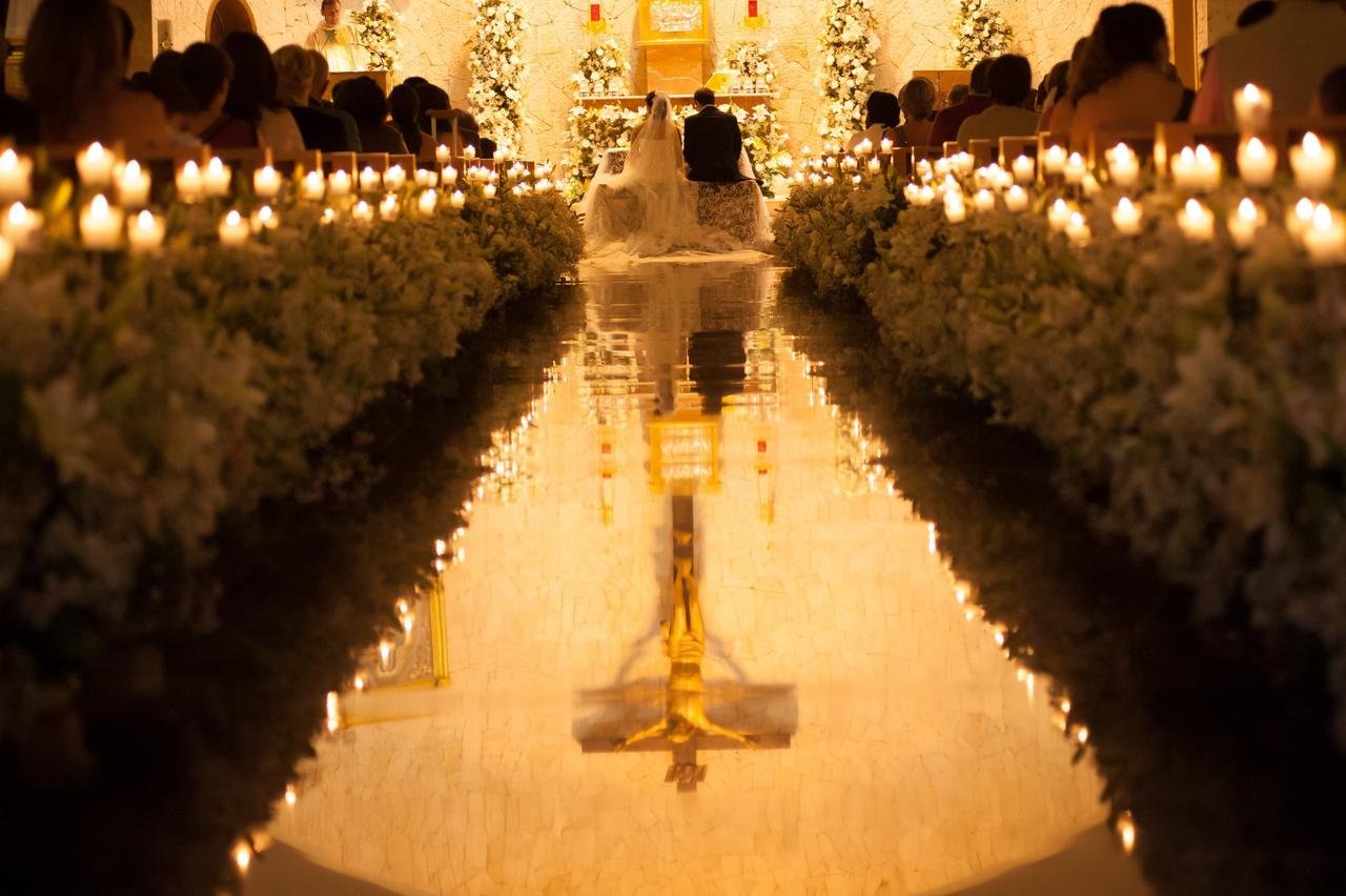 Velas y pétalos de flores