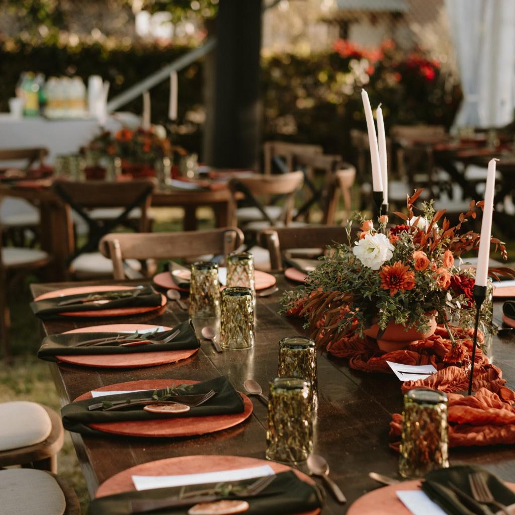 Mesa decorada en tonos tierra, diseñada por una wedding planner con descuentos en sus paquetes