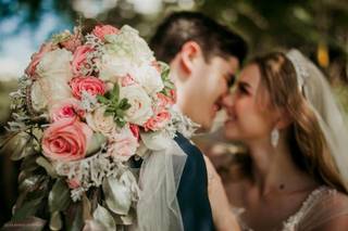 ramo de novia redondo con rosas rosas