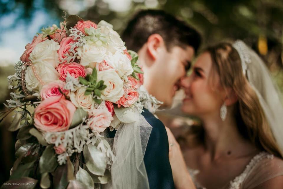 ramo de novia redondo con rosas rosas