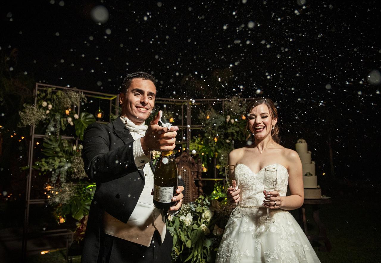 Brindis de boda para la novia abriendo champán