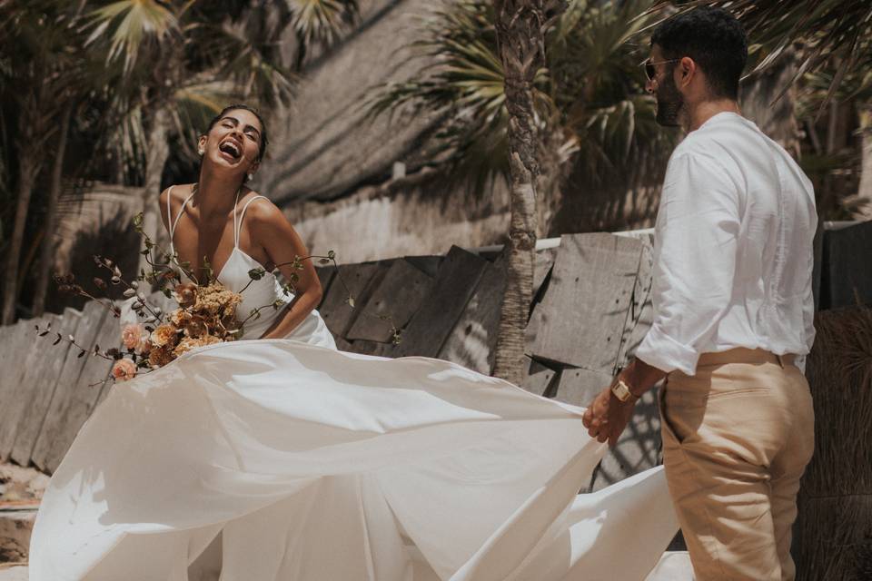 pareja de novios felices