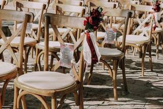 ramillete de flores rojas para sillas de ceremonia