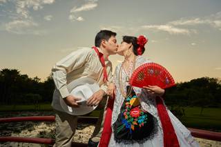 pareja con trajes típicos mexicanos para boda