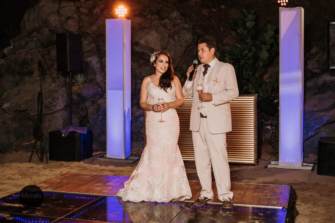 Brindis de boda con sorpresa por parte de los novios