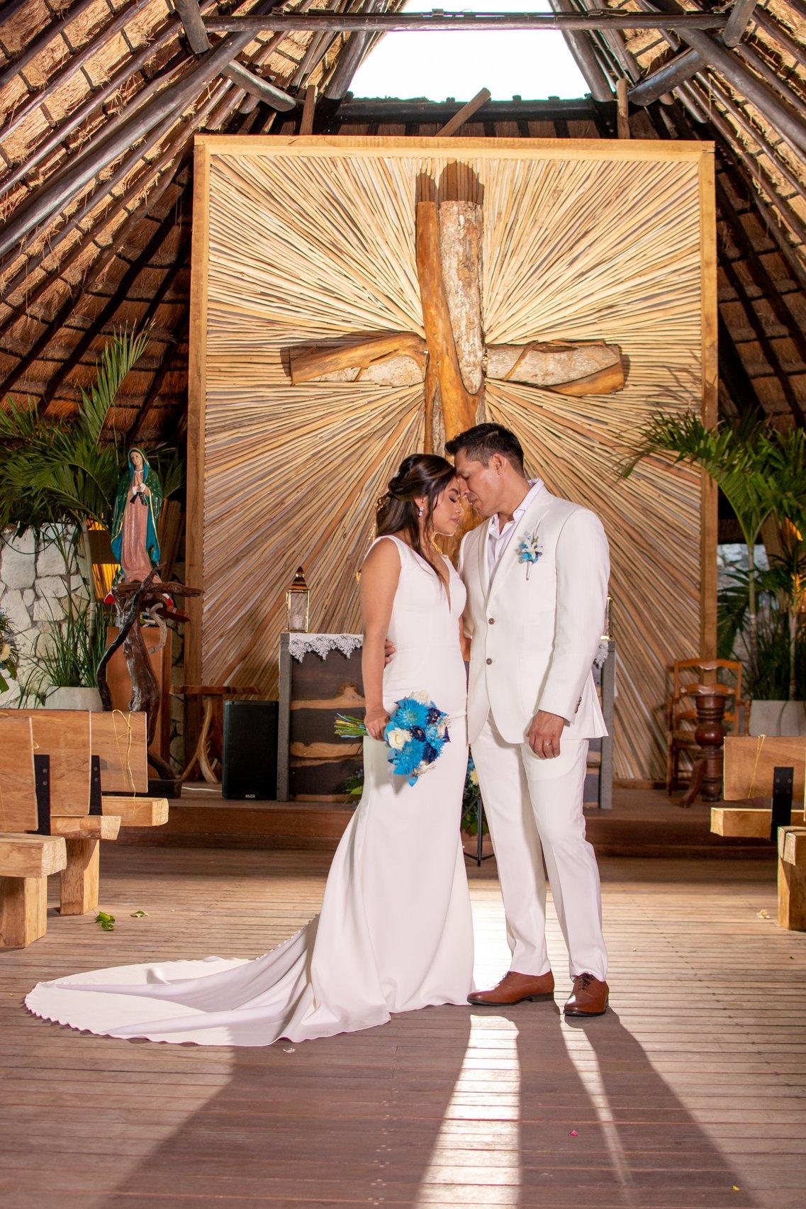 Novios con la cabeza junta en boda religiosa