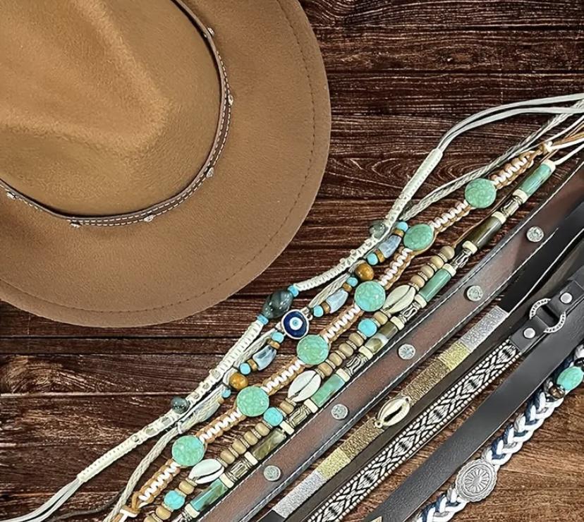 sombrero y pulseras vaqueras como recuerdo original para boda