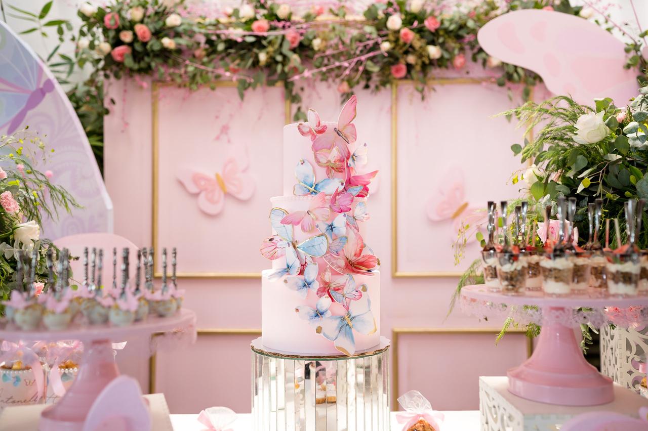 pastel de boda con mariposas