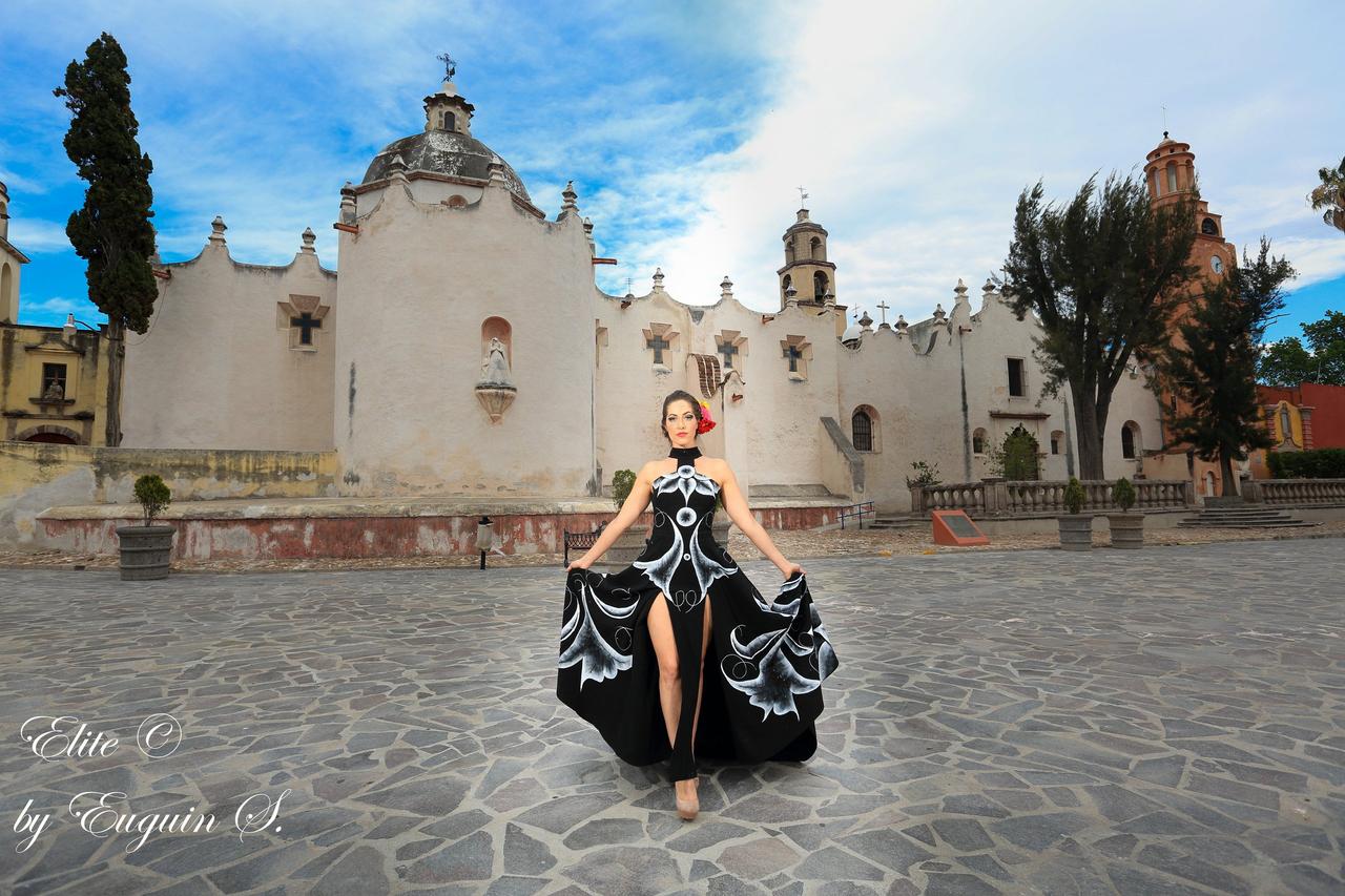 Novia con vestido negro frente a una iglesia