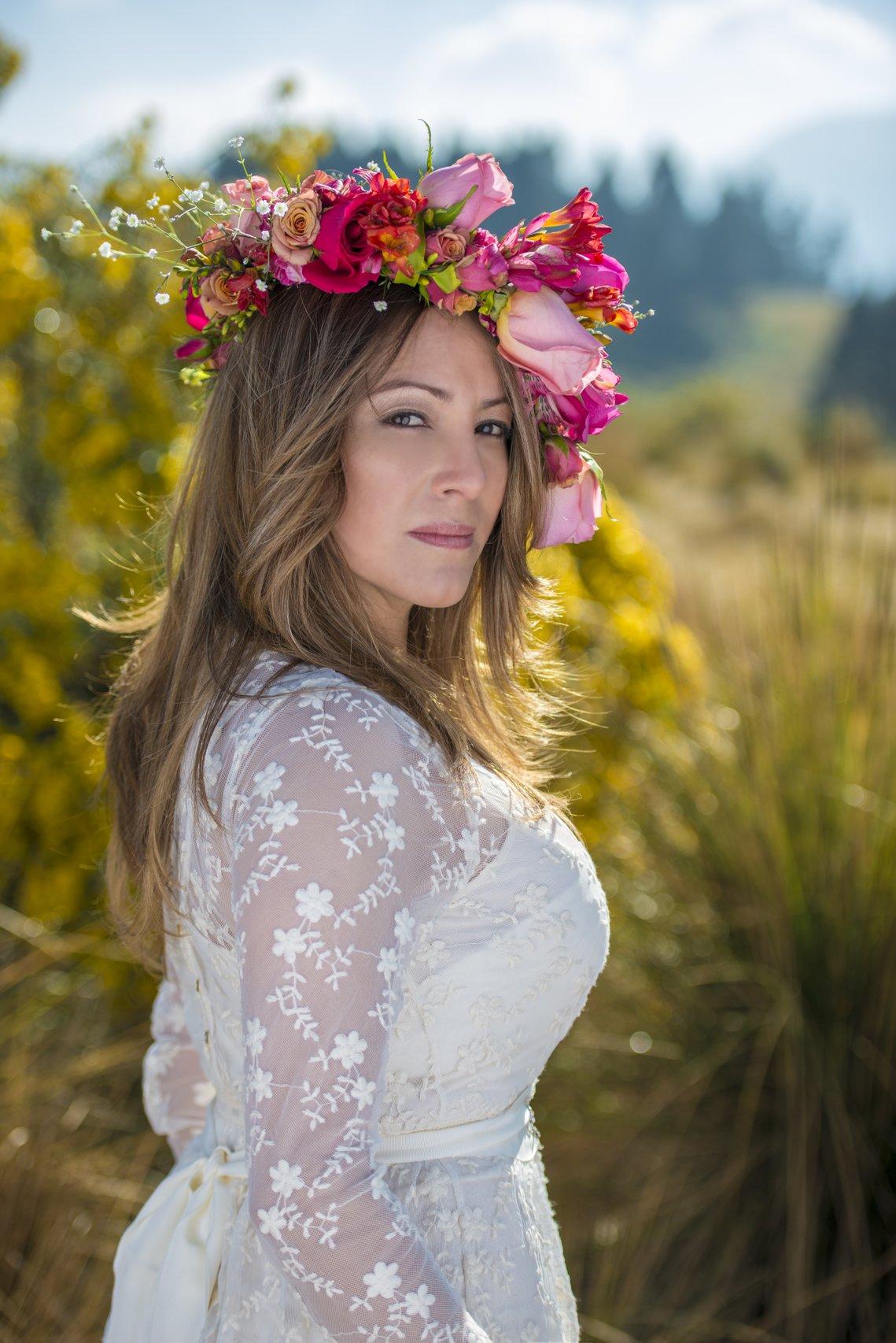 corona de flores para novia grande en color rojo