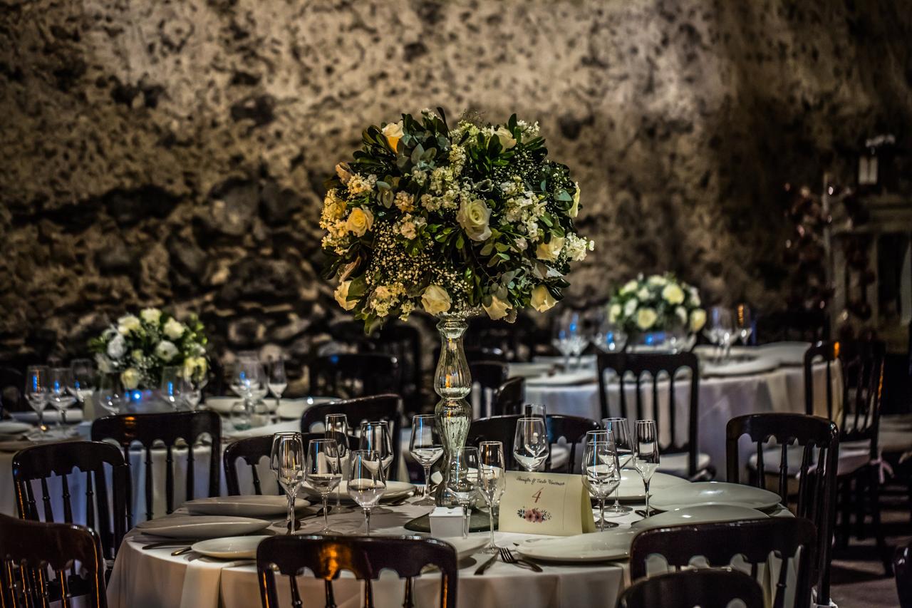 ideas nombres de mesas para bodas: colocar sentimientos bonitos con un arreglo floral grande