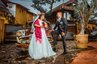 novia con vestido y complemento típico mexicano