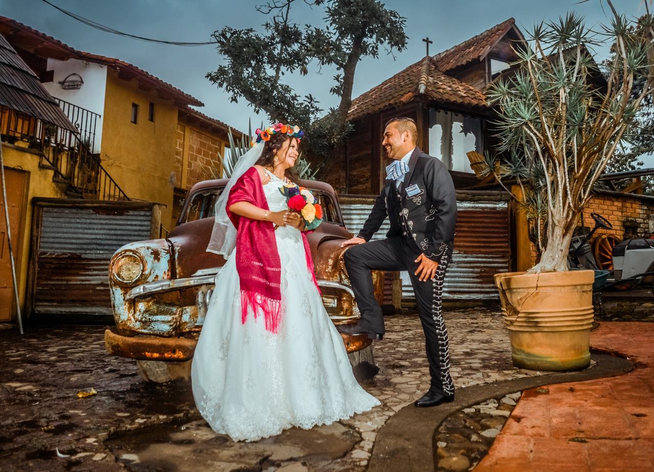 novia con vestido y complemento típico mexicano