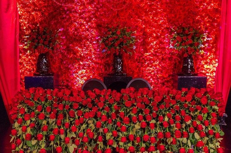 arreglos de mesa con rosas rojas para bodas elegantes