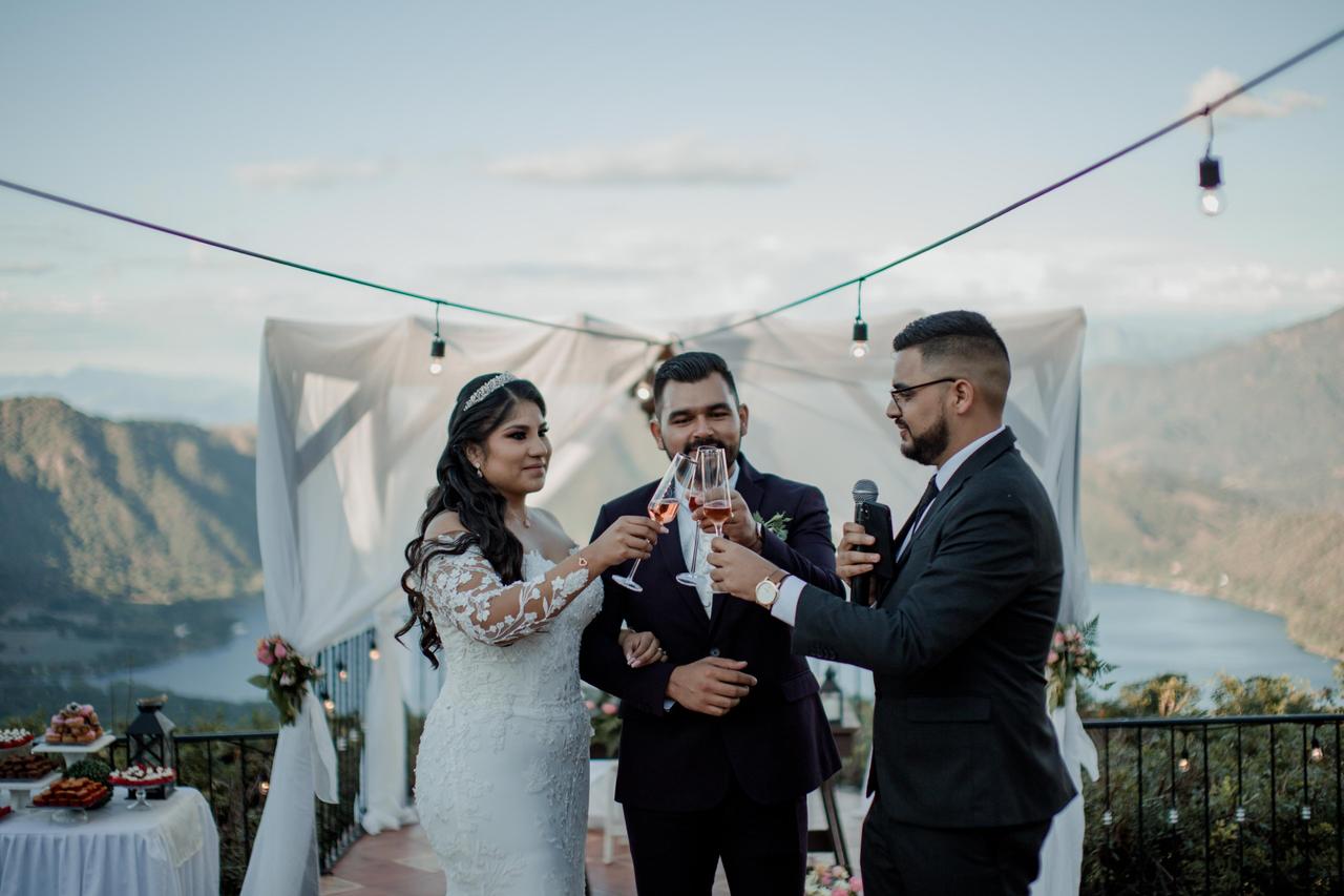 Novios y padrino brindan durante el brindis