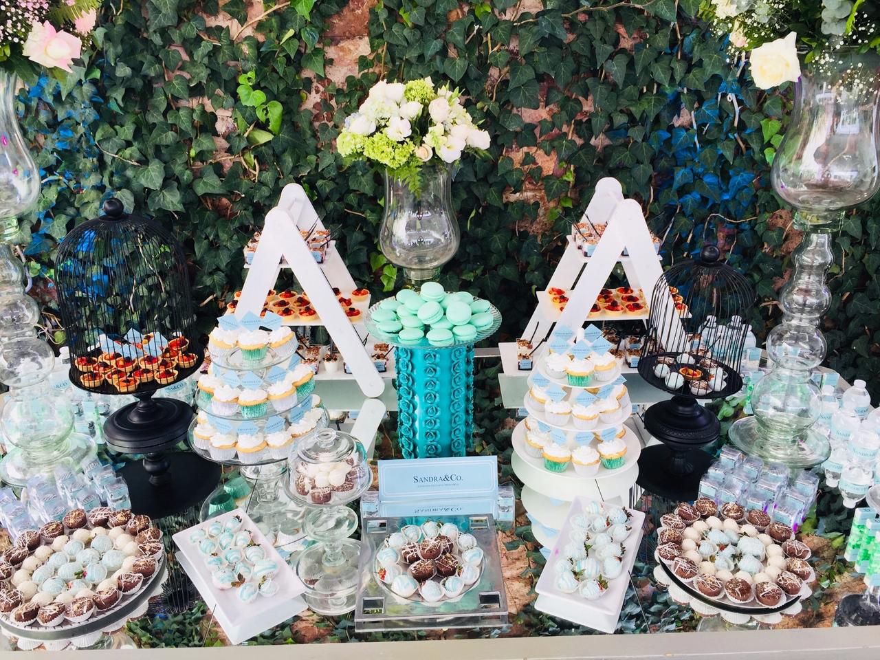 barra de dulces para boda en blanco y azul