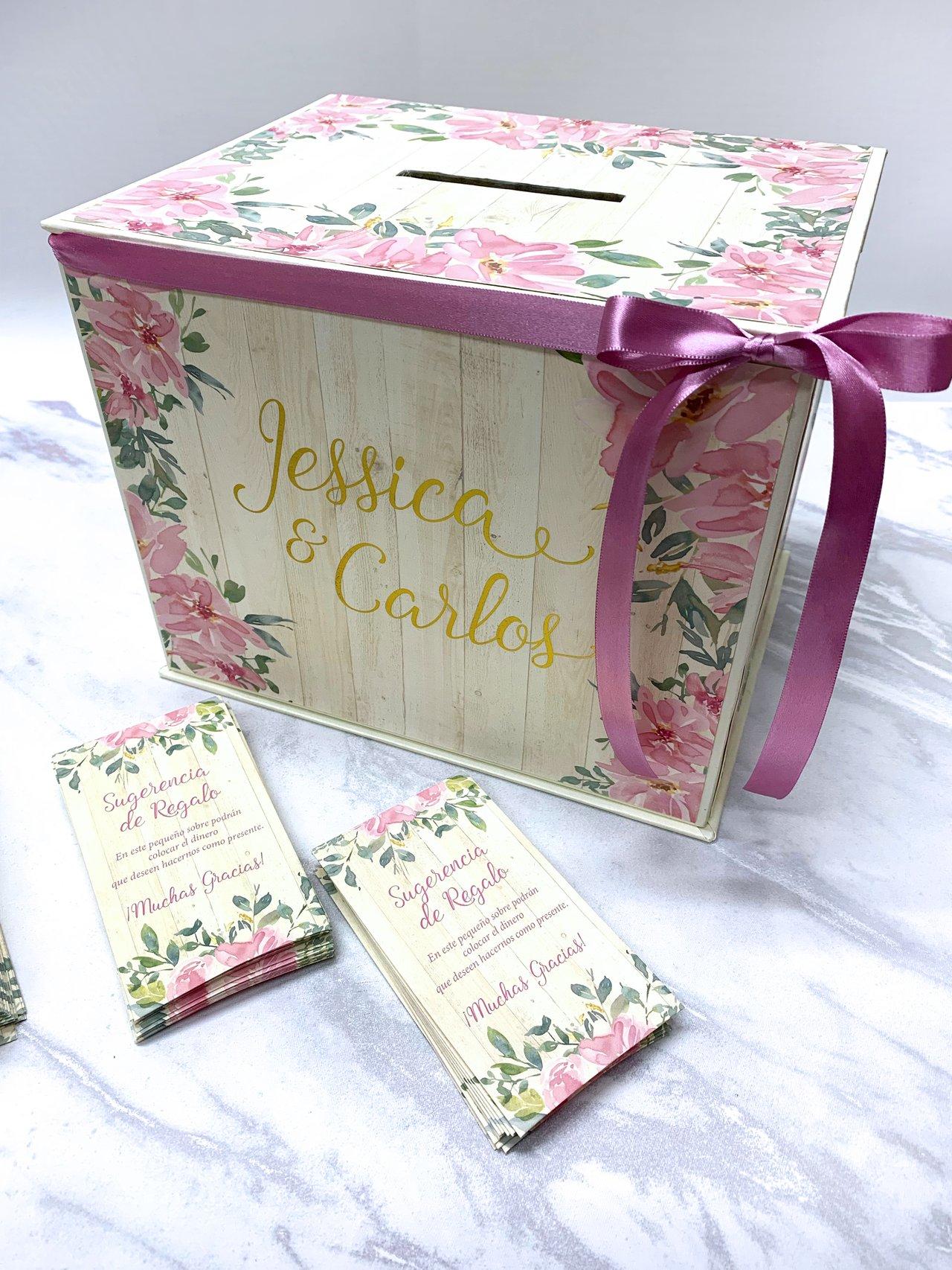 Caja decorada con flores y un lazo rosa para dar dinero como regalo de bodas