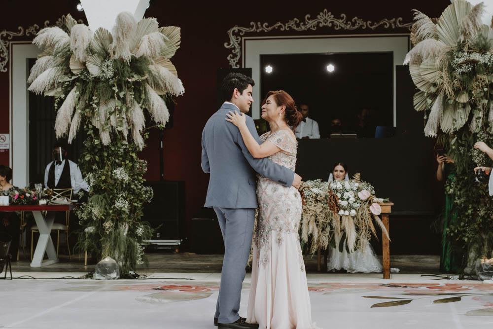 baile de novio y su mamá