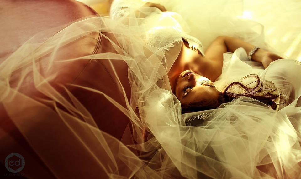 Novia recostada soñando