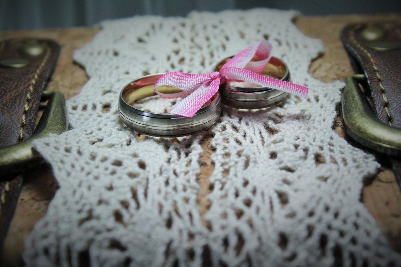 anillos de boda juntos con cinta 