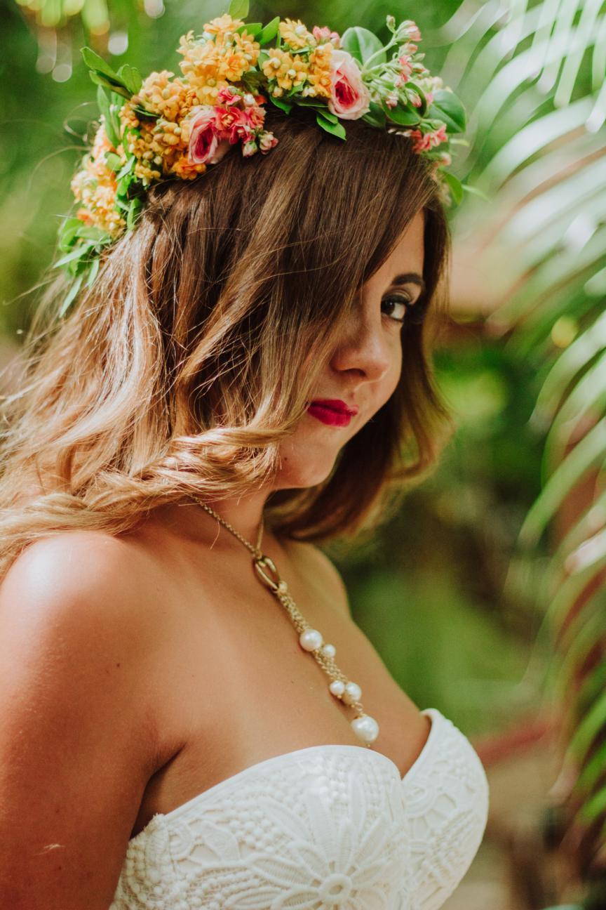 novia con peinado suelto y corona de flores naturales