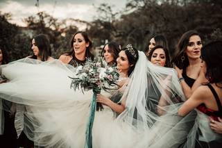 novia con damas de honor y ramo de novia con flores blancas y rosas