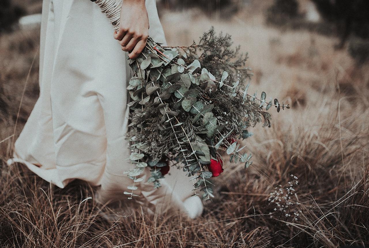 ramo de novia silvestre con ramas de eucalipto