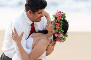 pose de novios en postboda y novia con corona de flores