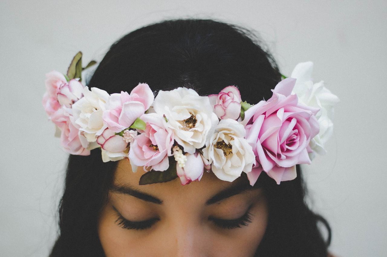 rosas blancas y rosadas para corona de flores de novia