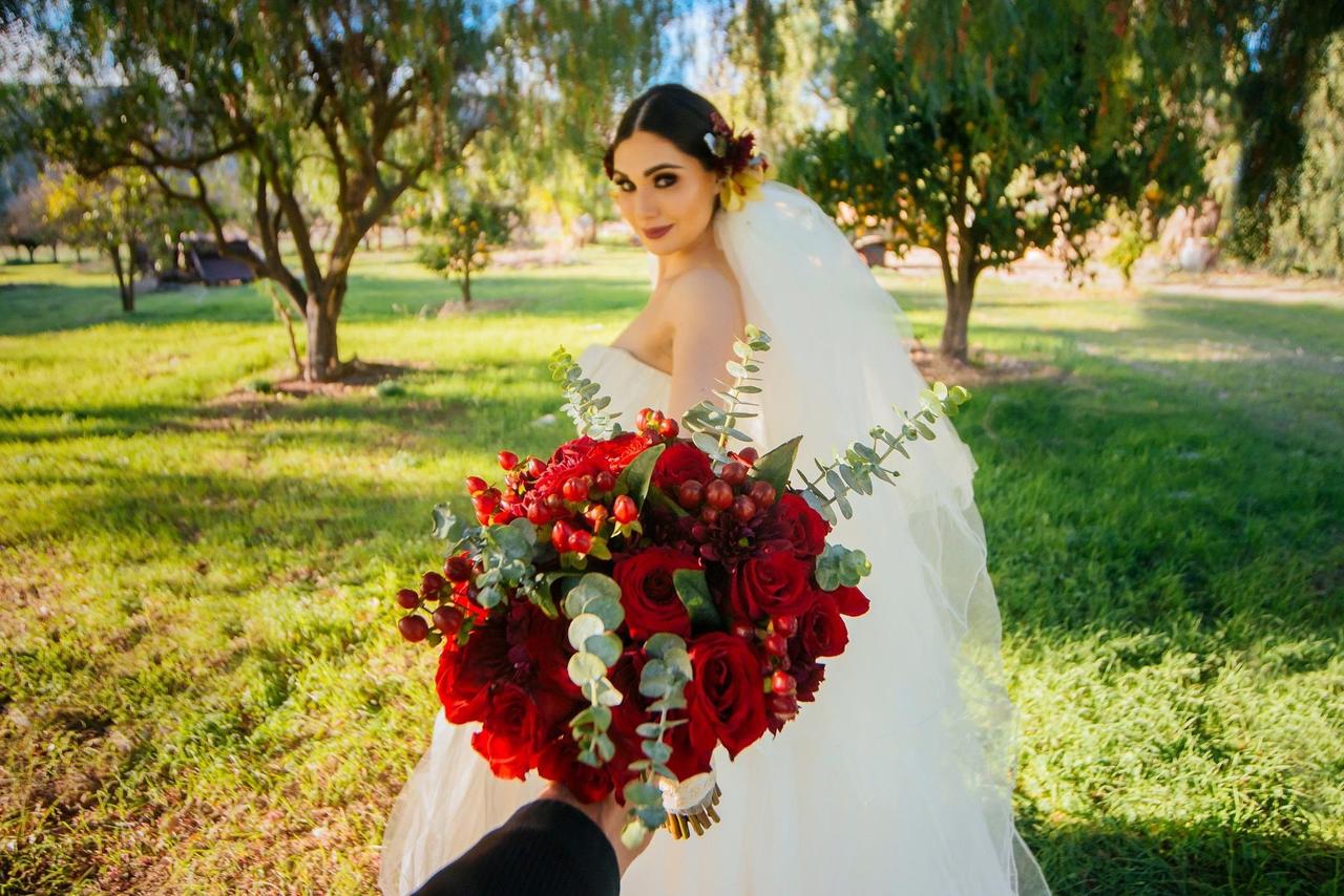 Vestido de xv color rojo con flores