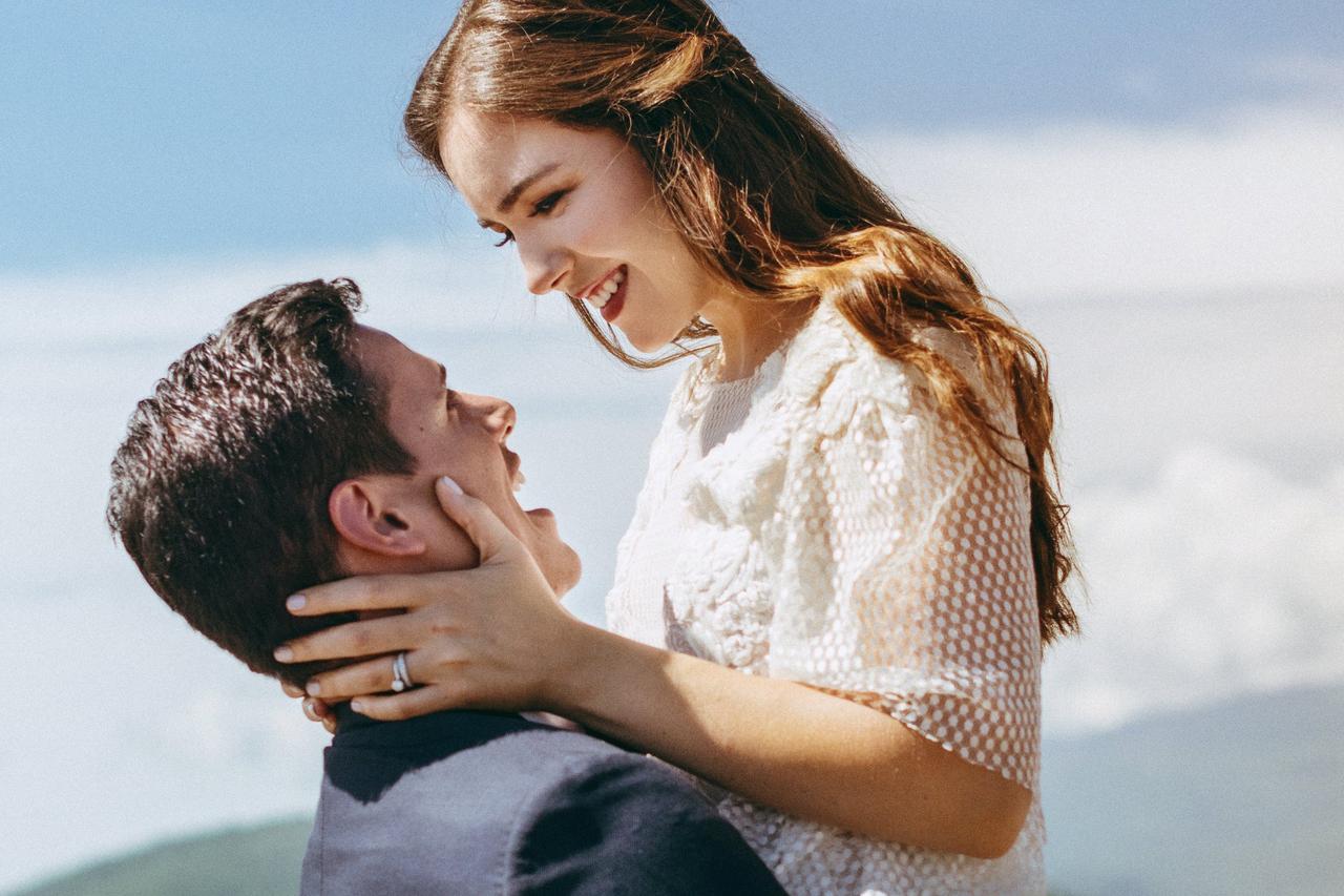 sonrisa de novia y novio en la boda