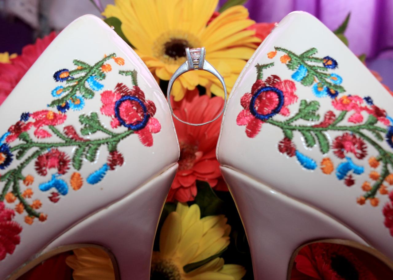 zapatos de novia con dibujos típicos mexicanos