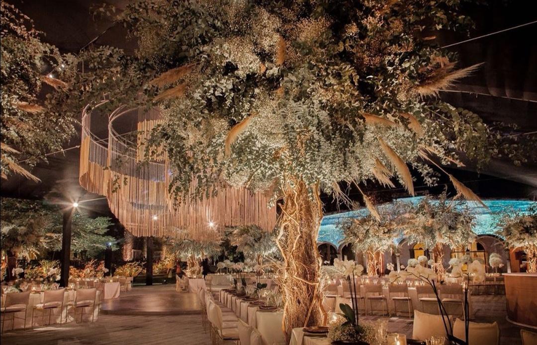 Salón decorado con flores y luces a cargo de una florería con descuentos en Bodas.com.mx