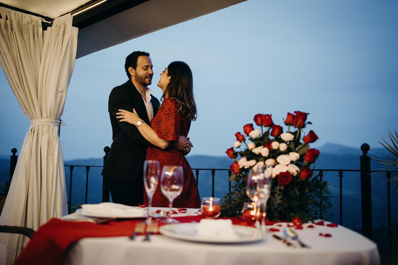 pareja en cena romántica para compromiso 