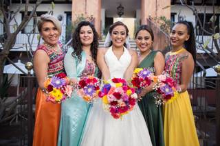 damas de honor y novia con ramos naturales con flores típicas de México