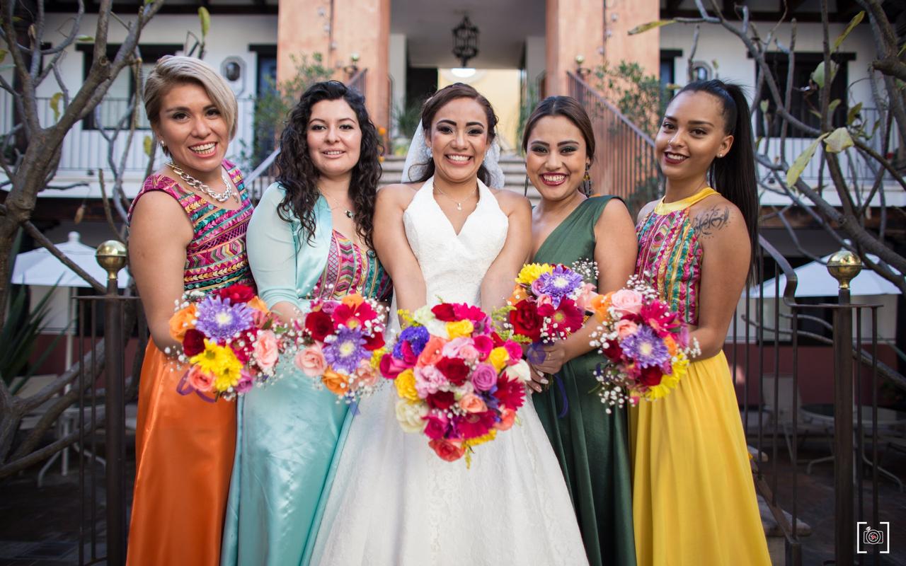 damas de honor y novia con ramos naturales con flores típicas de México