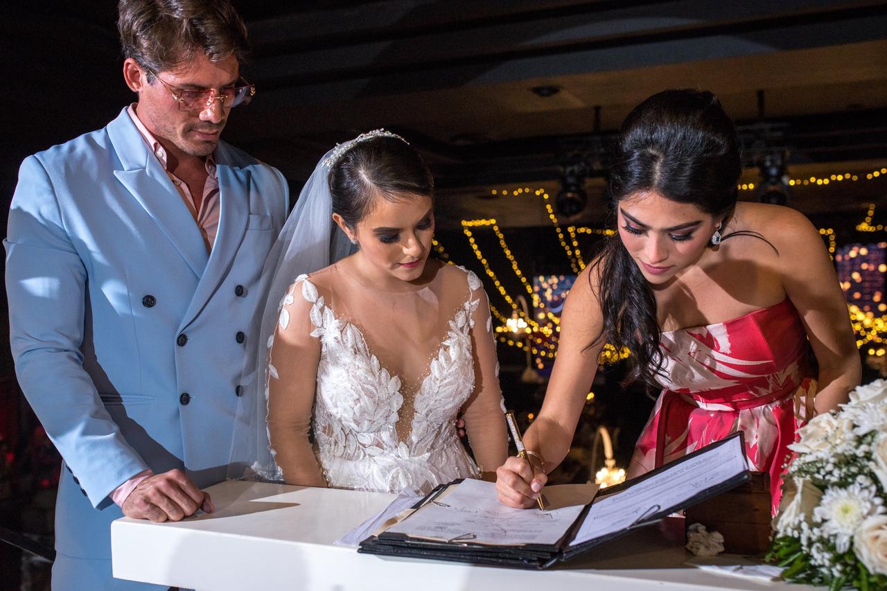 testigos de boda firmando a lado de la novia