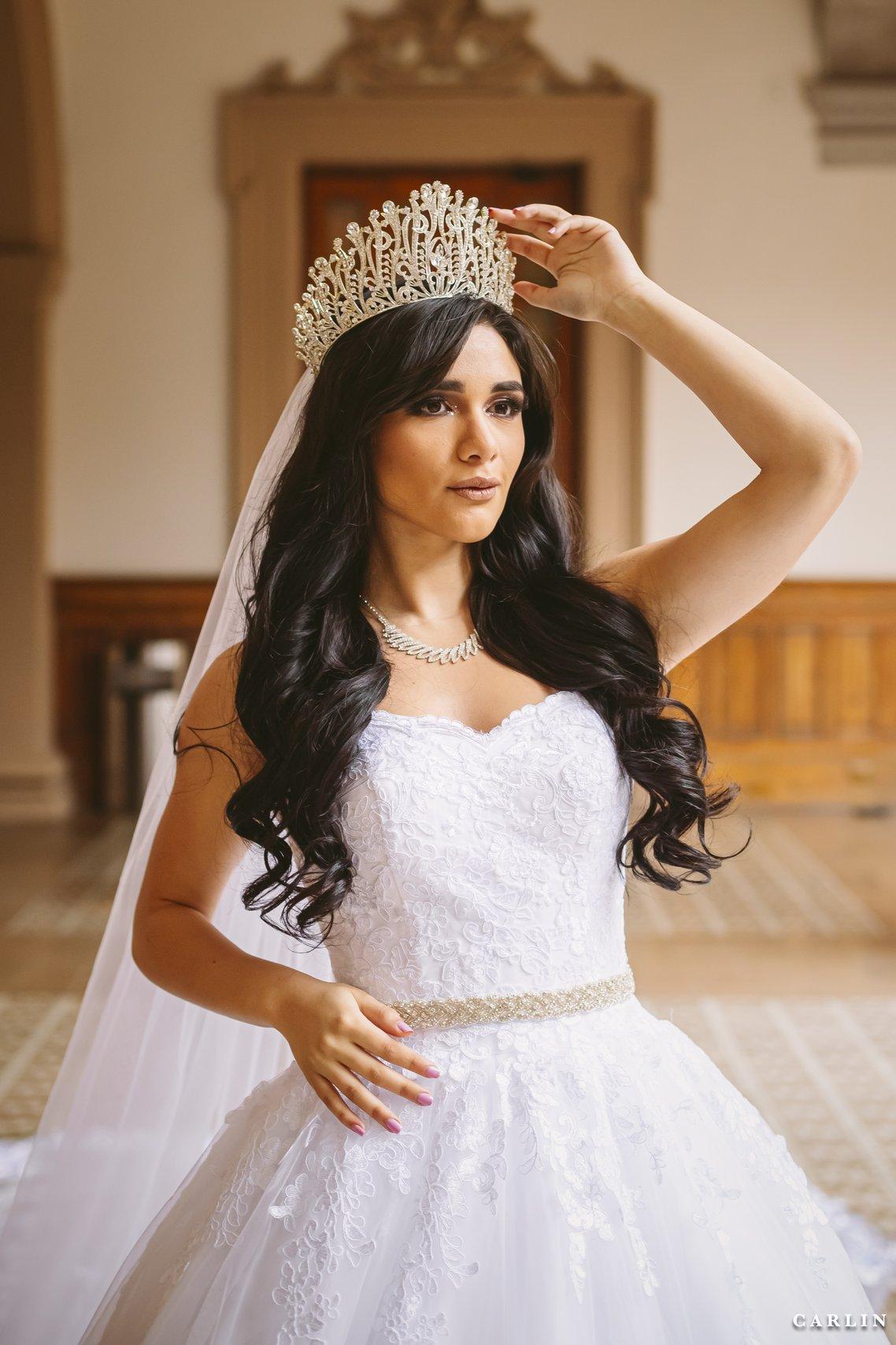 Novia glamurosa con corona y vestido corte princesa 
