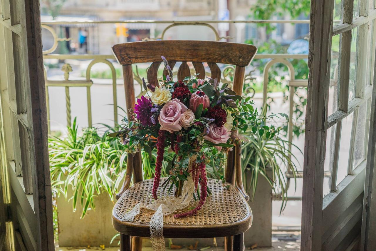 ramo de novia con rosas, ramas de eucalipto,