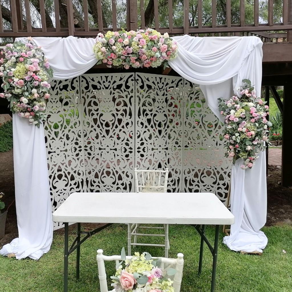 Altar de boda con puertas y biombos