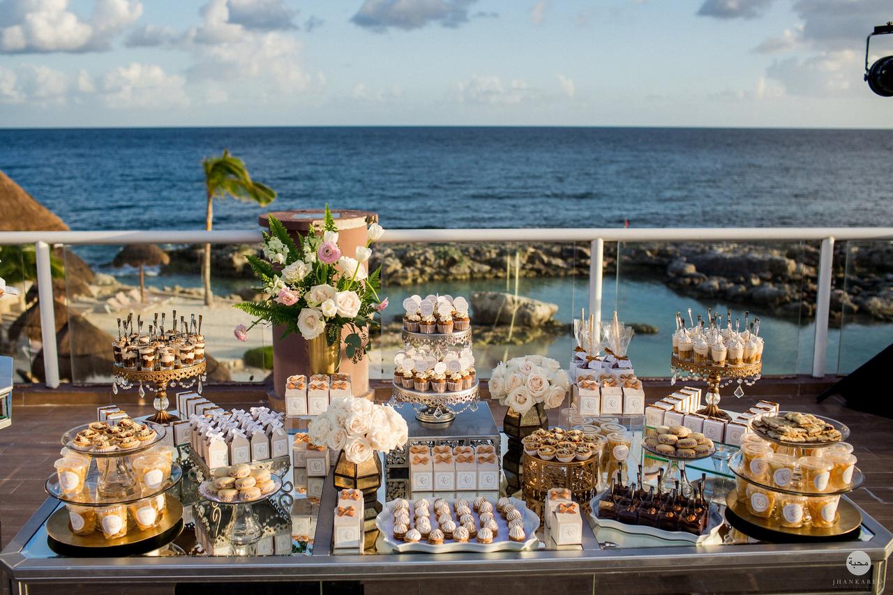 mesa de dulces para boda en la playa