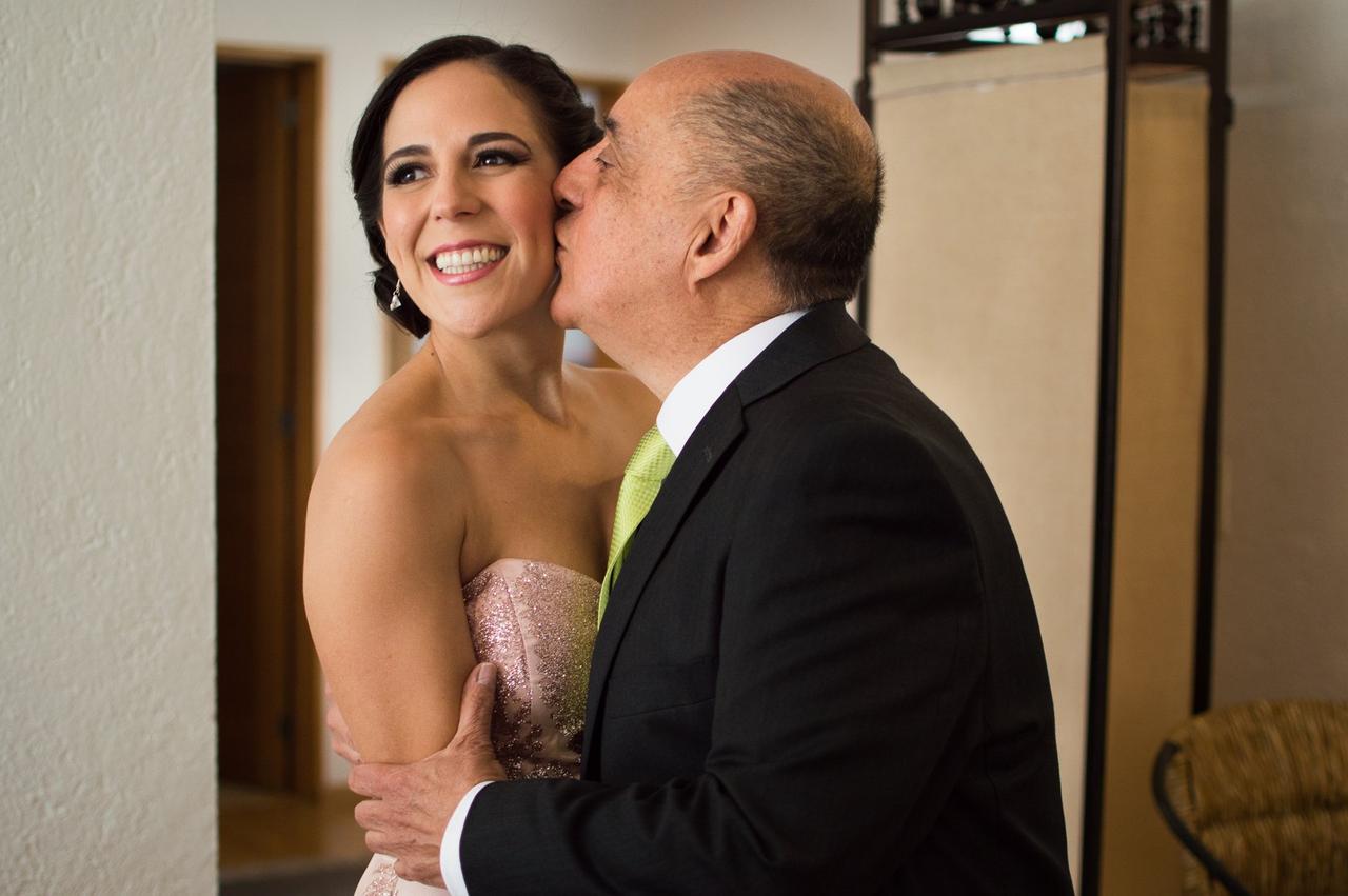 beso papá de la novia