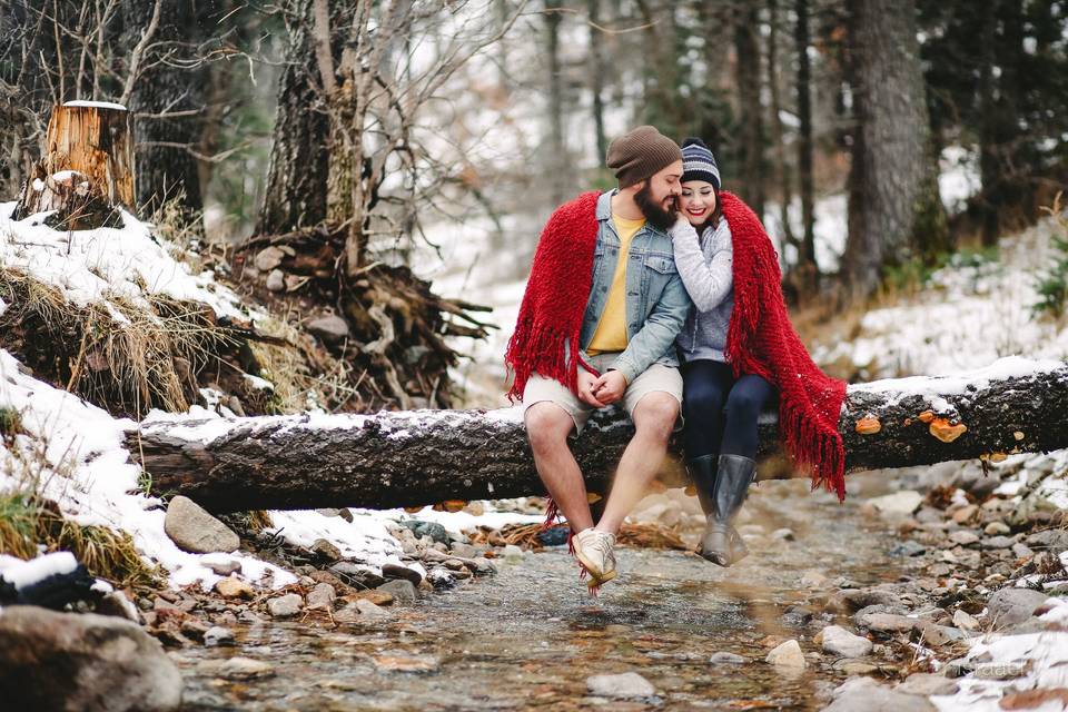 pareja enamorada en paisaje invernal