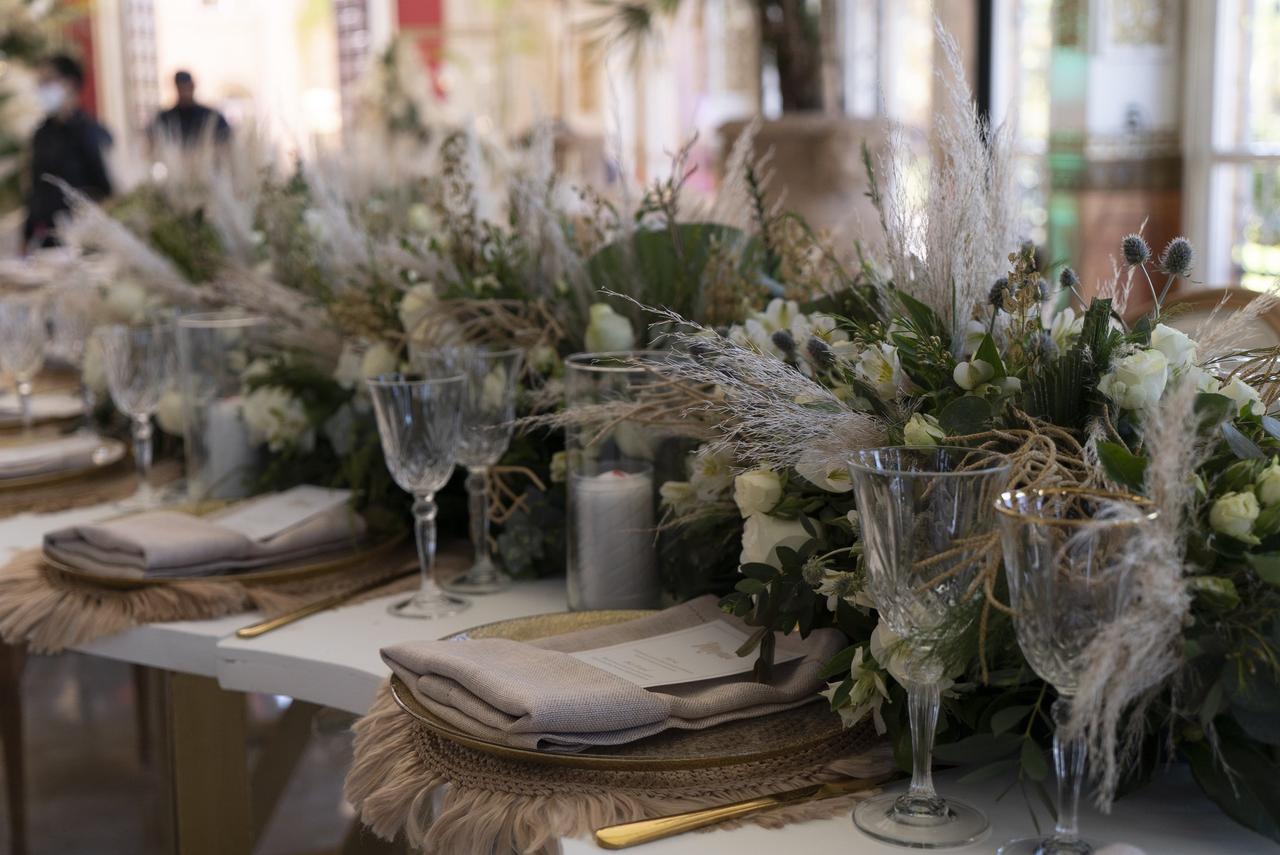 centros de mesa para boda con ramas secas y flores blancas
