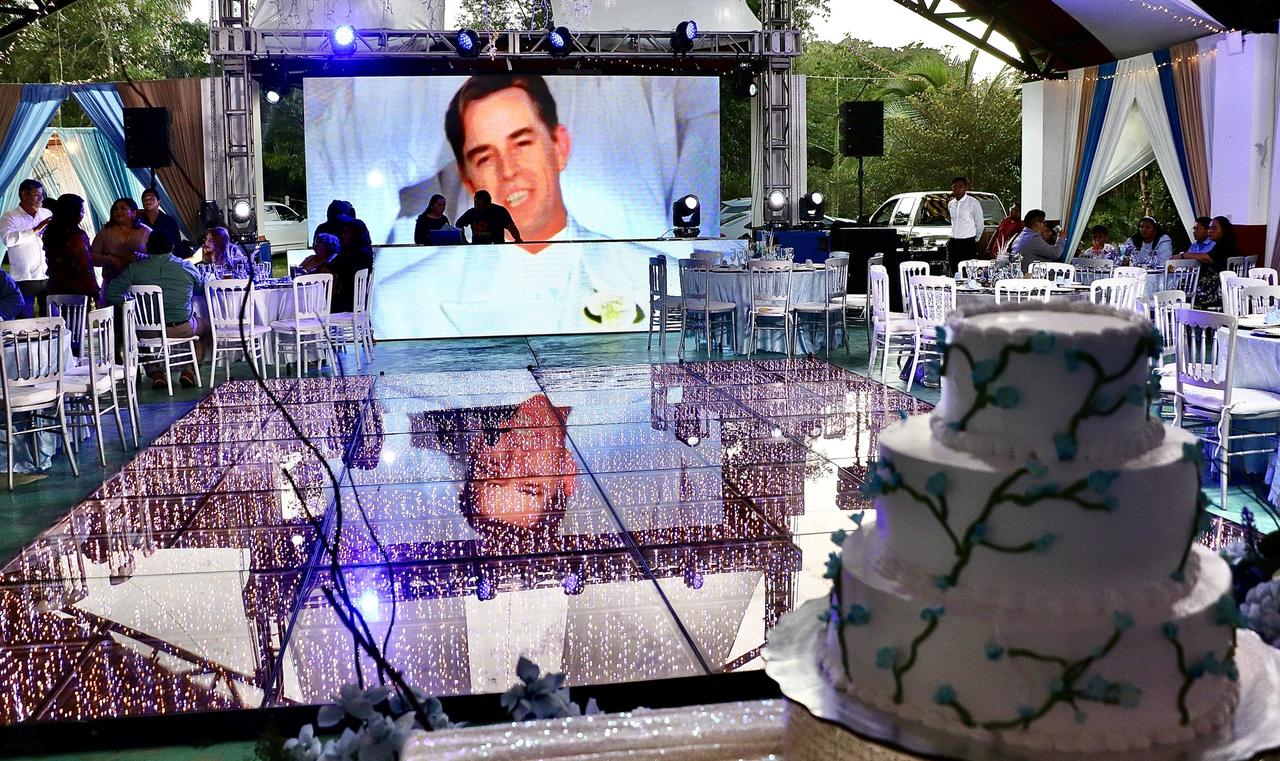 Bombolex Sound con pista led, pantallas y cabina de DJ, perfectos para poner la boda del huitlacoche