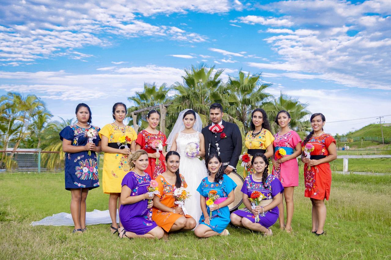 damas de honor con vestidos de colores típicos mexicanos